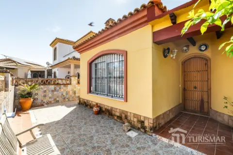 Chalet adosado en calle Comino, 1