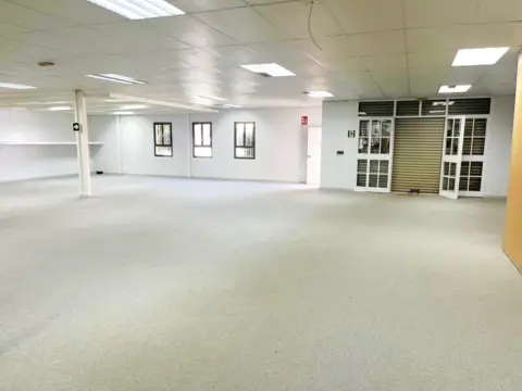 Nave comercial en calle de Esteban Salazar Chapela