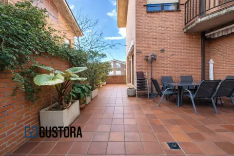 Chalet adosado en Berio Pasealekua