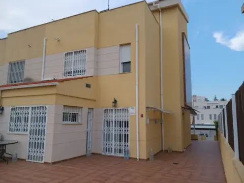 Chalet pareado en Avinguda Mediterrània