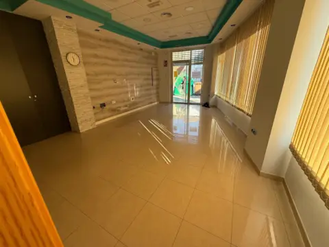 Local comercial en Avenida Andalucía