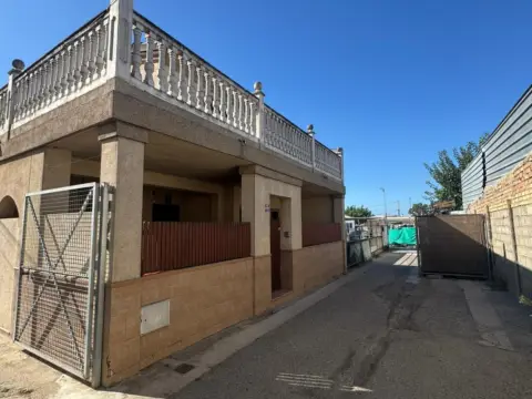 Chalet adosado en calle Teodorico, 11