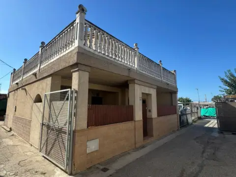 Chalet adosado en calle Teodorico, 11