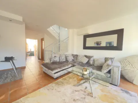 Chalet pareado en calle de Agustina de Aragón