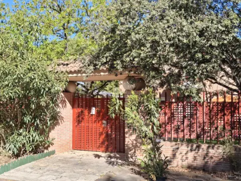 Chalet en Urbanización Móntico, 95