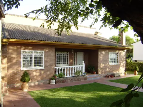 Chalet unifamiliar en calle de las Acacias