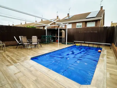 Chalet pareado en calle de Géminis