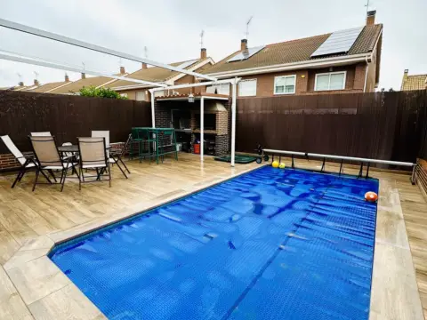 Chalet pareado en calle de Géminis