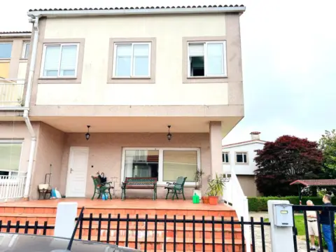 Chalet pareado en Urbanización de la Verxeles