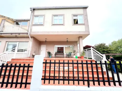 Chalet pareado en Urbanización de la Verxeles