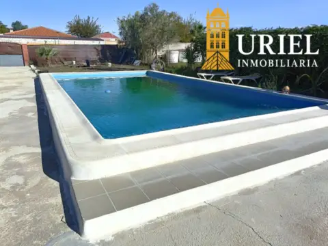 Chalet unifamiliar en Urbanización Palmas