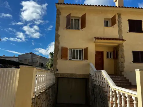 Chalet adosado en Avenida del Papa Luna, 147