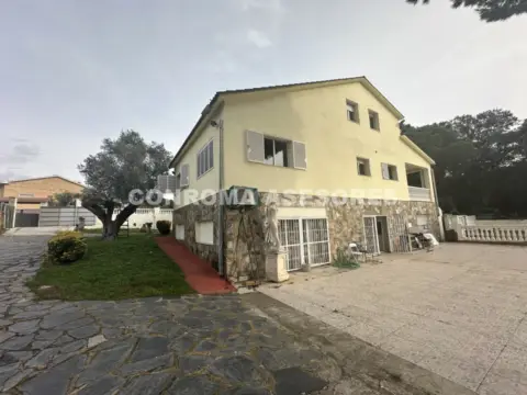 Chalet en calle Gran Vía Cortes Catalanas