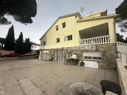 Chalet en calle Gran Vía Cortes Catalanas