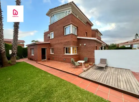 Chalet pareado en Carrer dels Oms