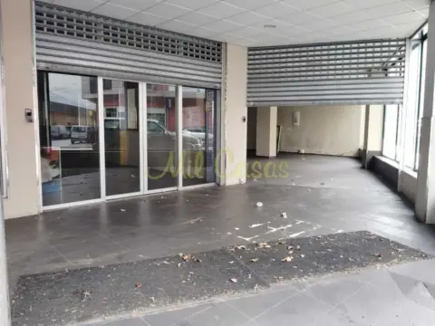 Nave comercial en calle de la República Argentina