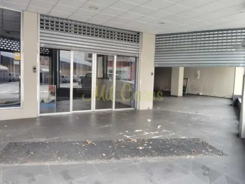 Nave comercial en calle de la República Argentina