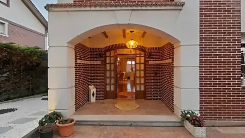 Chalet pareado en calle Aureliano Linares Rivas