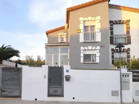 Chalet pareado en calle Alamos, 57