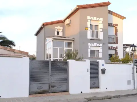 Chalet pareado en calle Alamos, 57