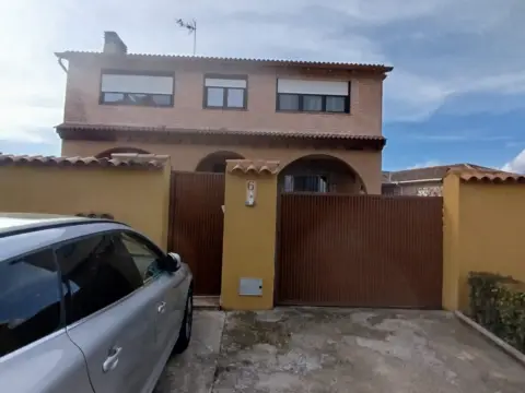 Chalet unifamiliar en Avenida Autonomías , nº 6