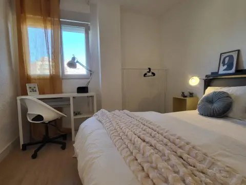 Habitación en calle de la Princesa Mercedes, 16