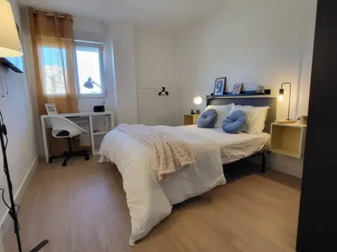 Habitación en calle de la Princesa Mercedes, 16