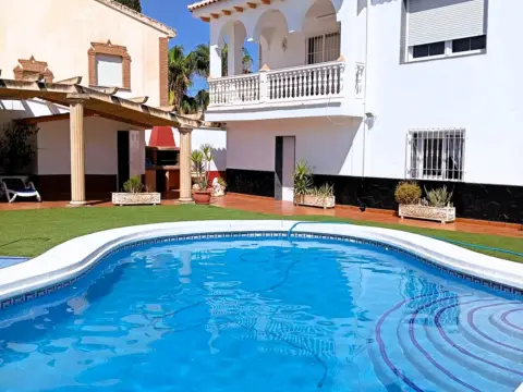 Chalet en calle Miró, 9