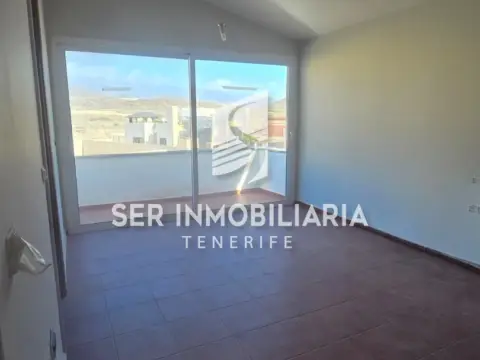 Chalet pareado en calle Violeta