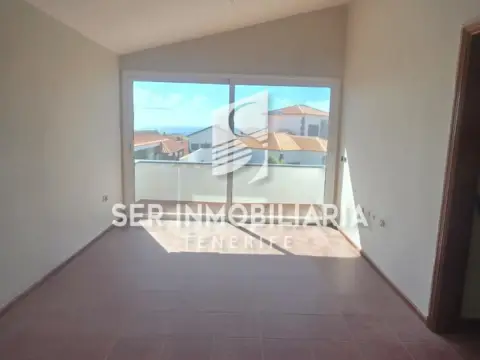 Chalet pareado en calle Violeta