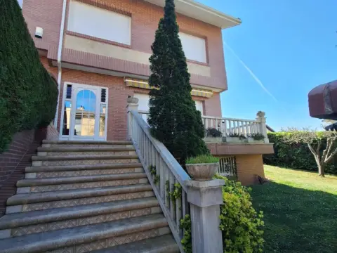 Chalet adosado en Tribiñu Kalea