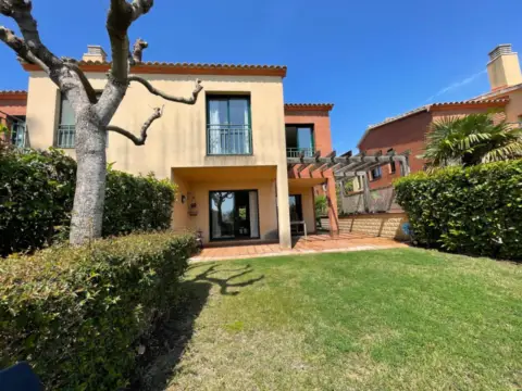 Casa pareada en Carrer de les Magnòlies, 6