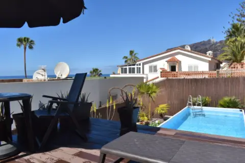Chalet adosado en calle Las Adelfas