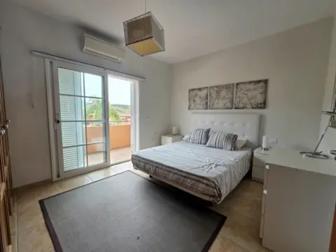Chalet adosado en calle Dalia