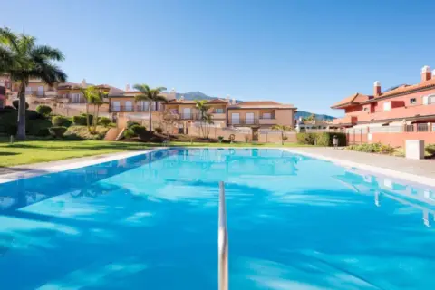 Chalet adosado en calle Dalia