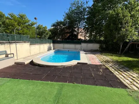 Chalet pareado en Sector III