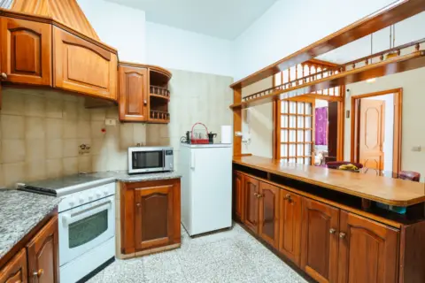 Chalet pareado en calle Castro