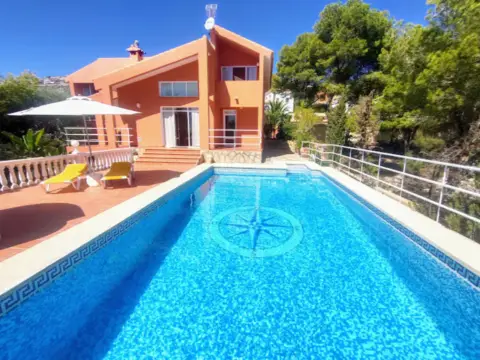 Chalet unifamiliar en calle Adelfas