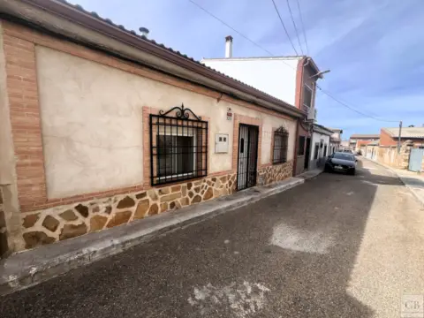 Chalet adosado en calle de la Flor
