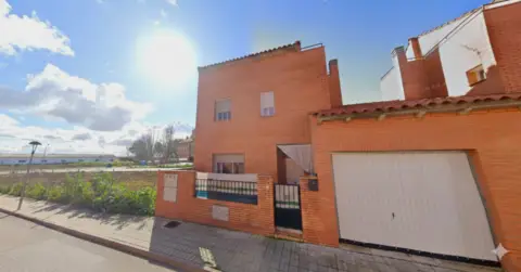 Chalet pareado en calle Puntal
