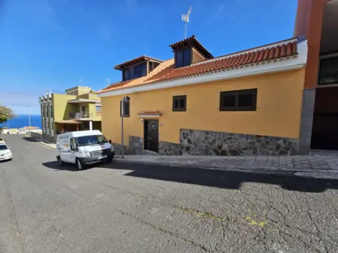 Casa adosada en calle de la Salud
