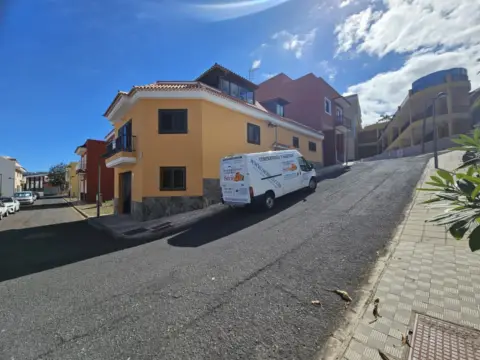 Casa adosada en calle de la Salud