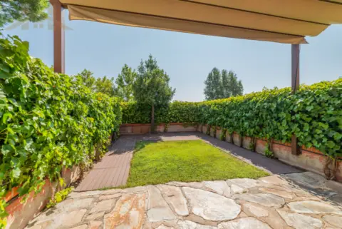 Chalet adosado en calle del Eneldo