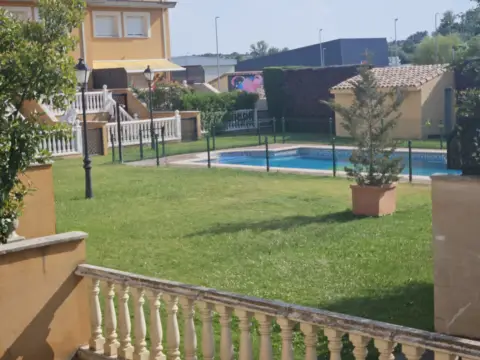 Chalet pareado en calle de los Llamargos