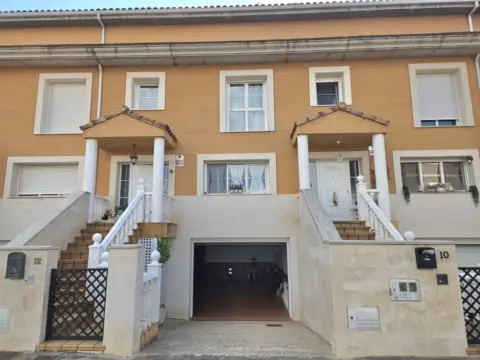 Chalet pareado en calle de los Llamargos