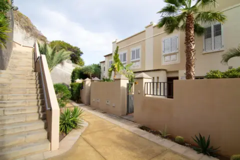 Casa adosada en calle del Bazán