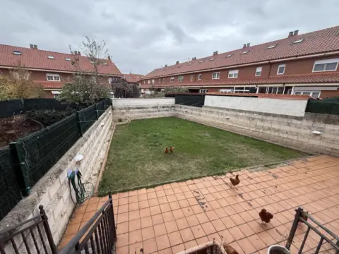 Chalet pareado en calle de los Ángeles, 6