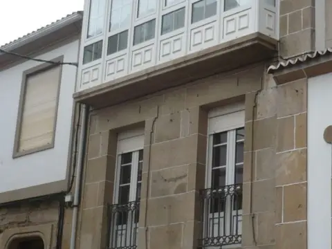 Edificio en calle da Costa do Ferrador, 1