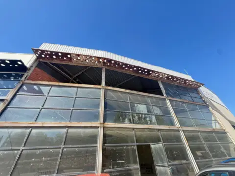 Nave comercial en calle de Holanda