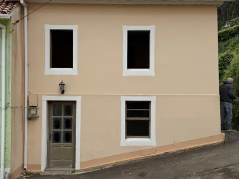 Chalet pareado en calle Figueiroa